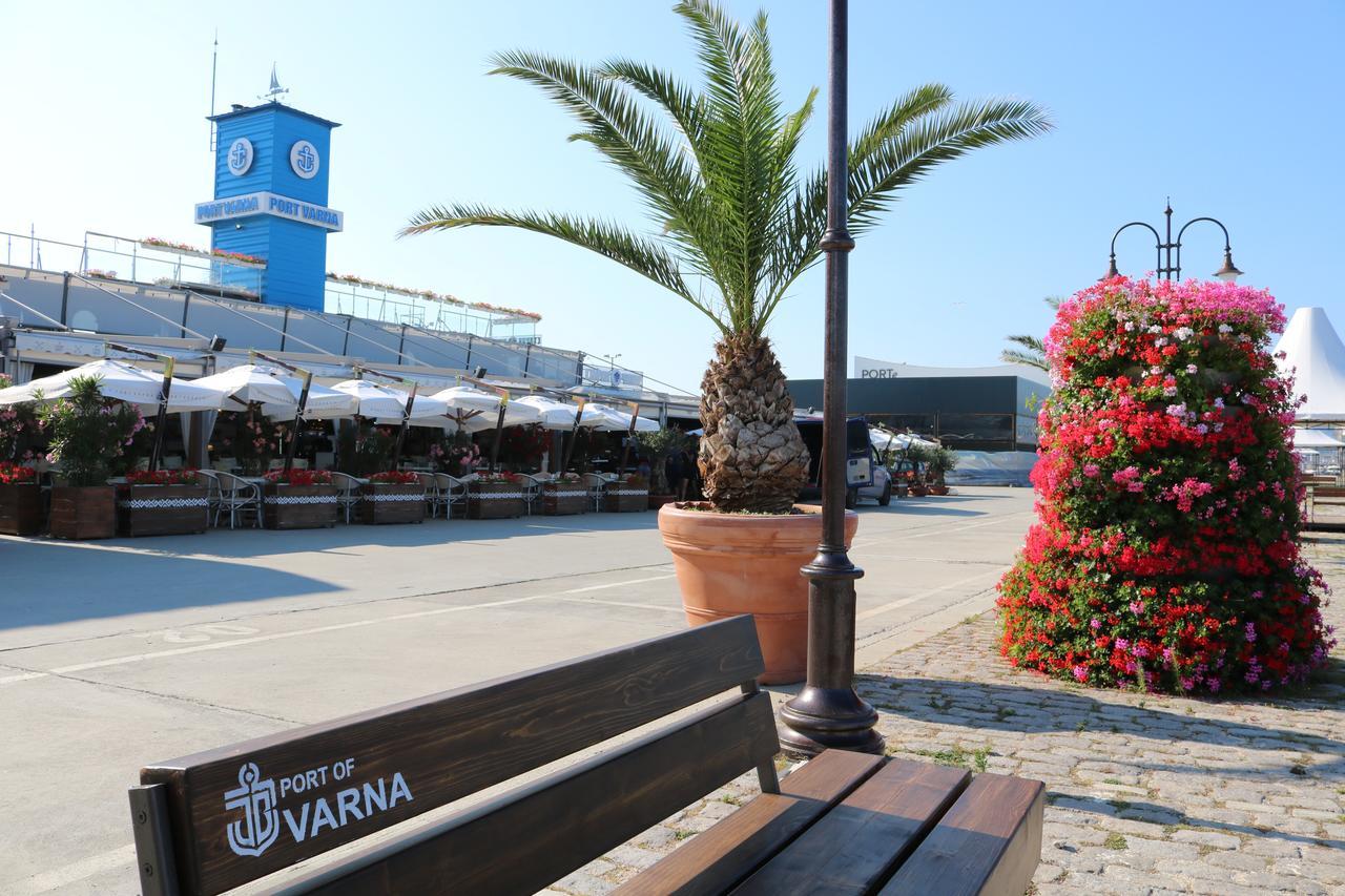 Sea Port Celebrity Apartment - Lets4Holiday Varna Exteriér fotografie
